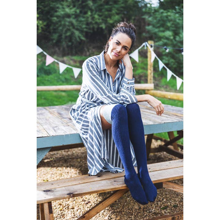 Chaussettes bleu foncé au-dessus du genou en mélange de laine pour la vente par GEMJAR LTD