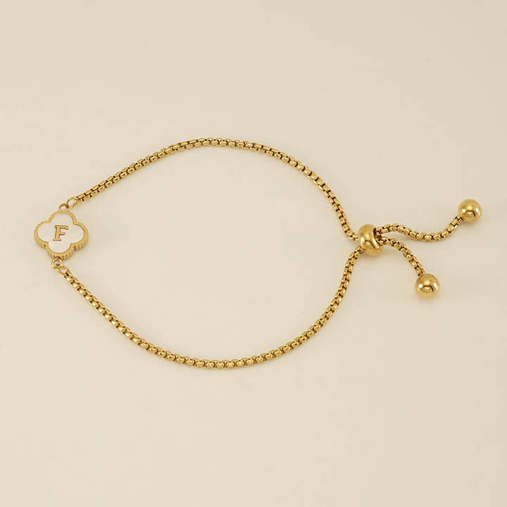 Perimade & Co. LLC – Großhandel Armband mit Charms/Anhängern – Armband mit Anfangsbuchstabe und vierblättrigem Kleeblatt aus Edelstahl5