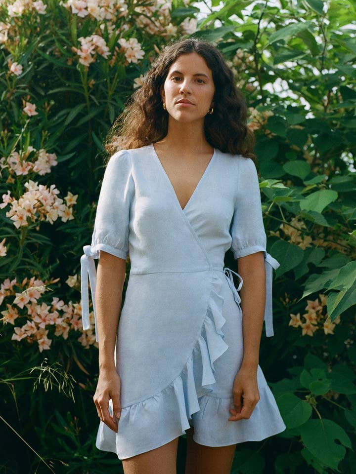 Il mini abito avvolgente Catalina in azzurro cielo per la vendita all'ingrosso da parte di arkitaip