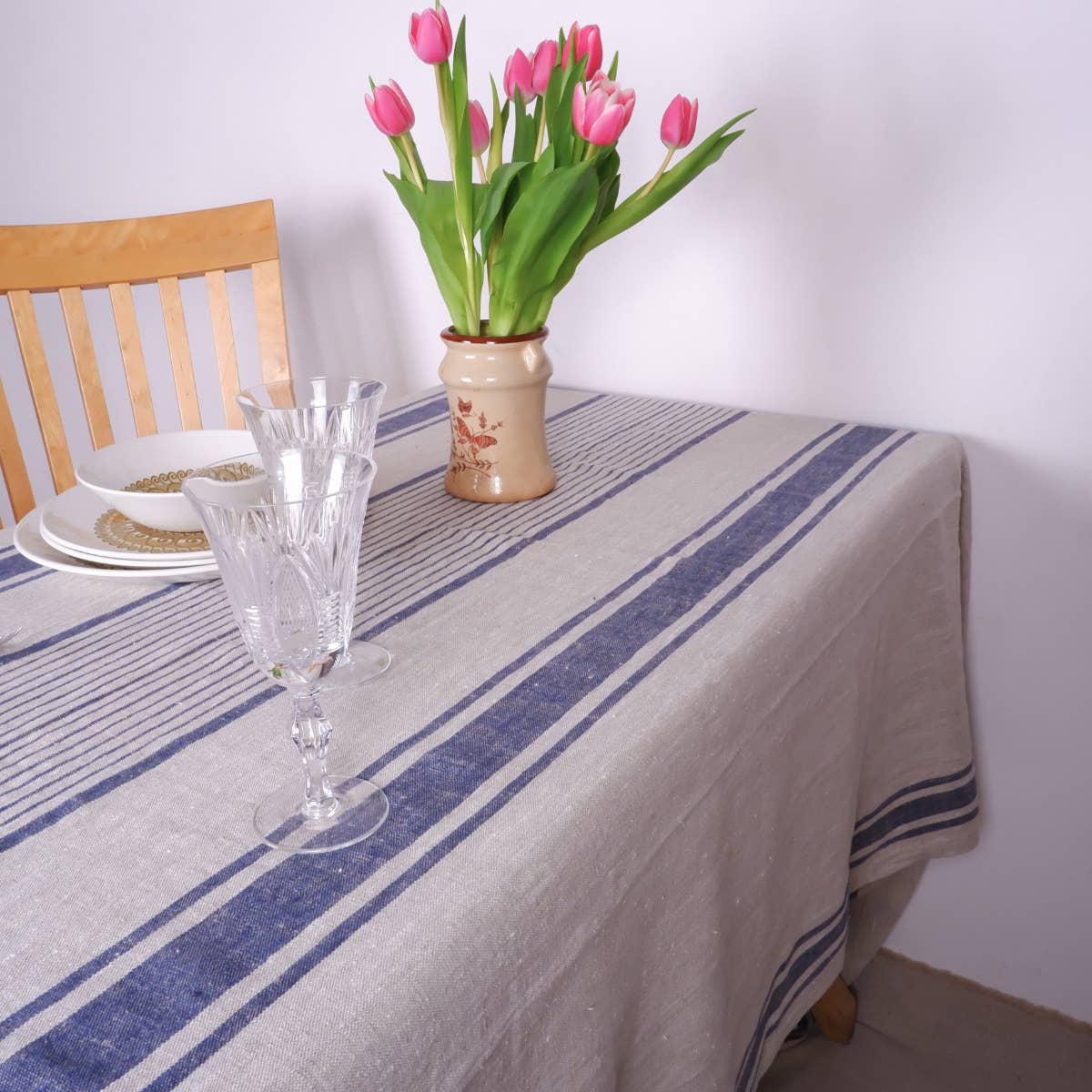 NorraVilla – wholesale Duk – Bordsduk med fransk rand Village Navy i tvättat linne4