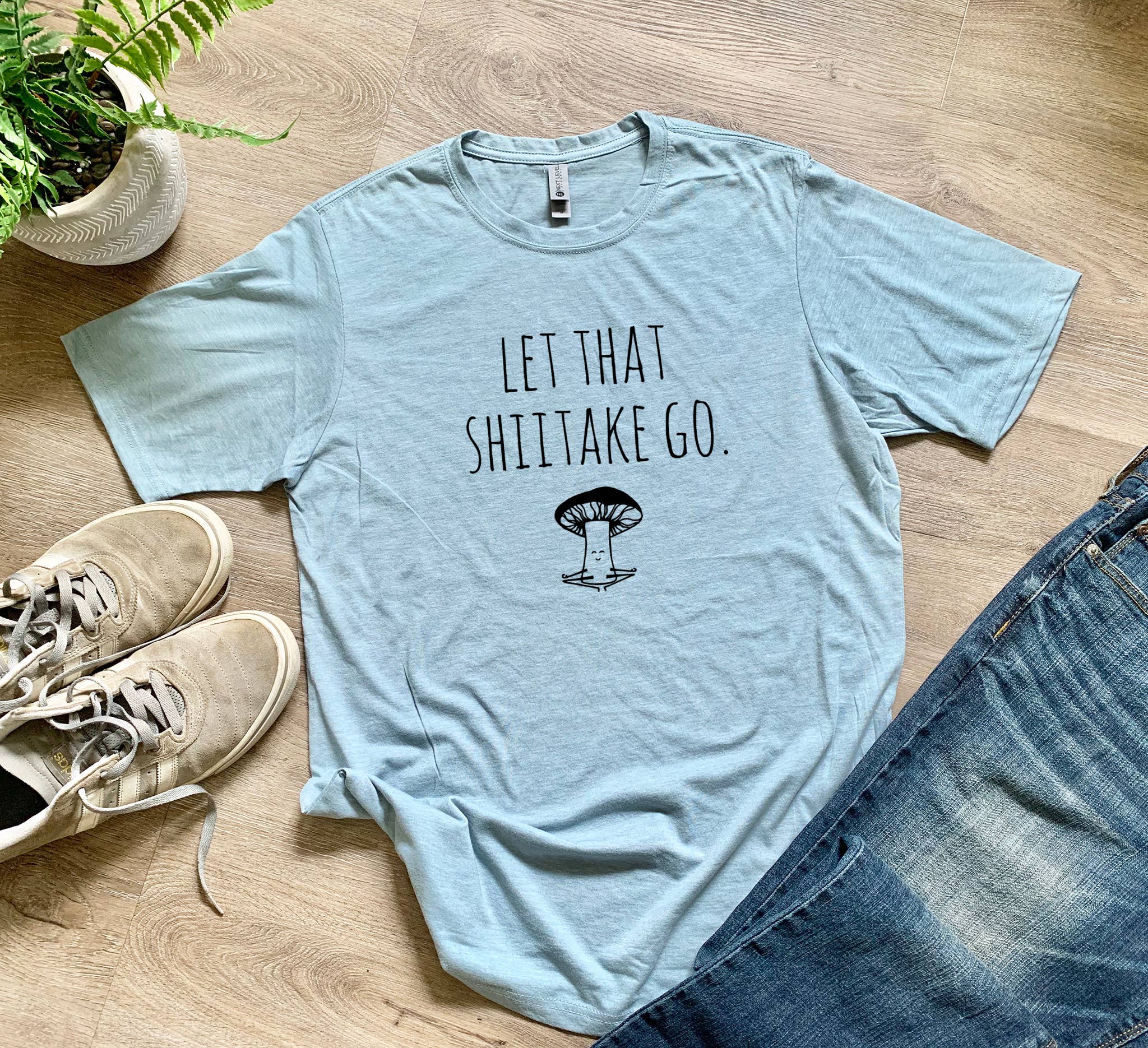 Moonlight Makers - Wholesale T-shirt met print - Heren - Let That Shiitake Go - Grappig T-shirt voor heren - Mushroom, Yoga3