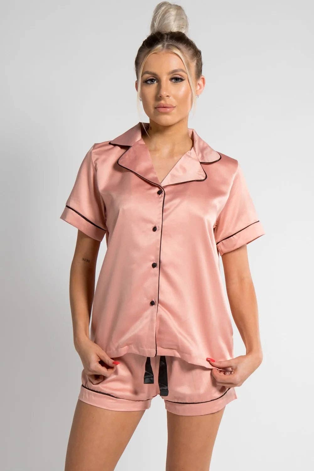 Femme Luxe - Wholesale Pyjamaset - Dames - Satijnen pyjama set met rozenbies en korte broek - Crystal4