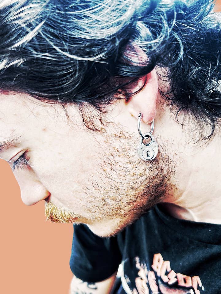 Orecchino a cerchio da uomo in acciaio inossidabile con ciondolo pendente per la vendita all'ingrosso da parte di Black Lamb Design