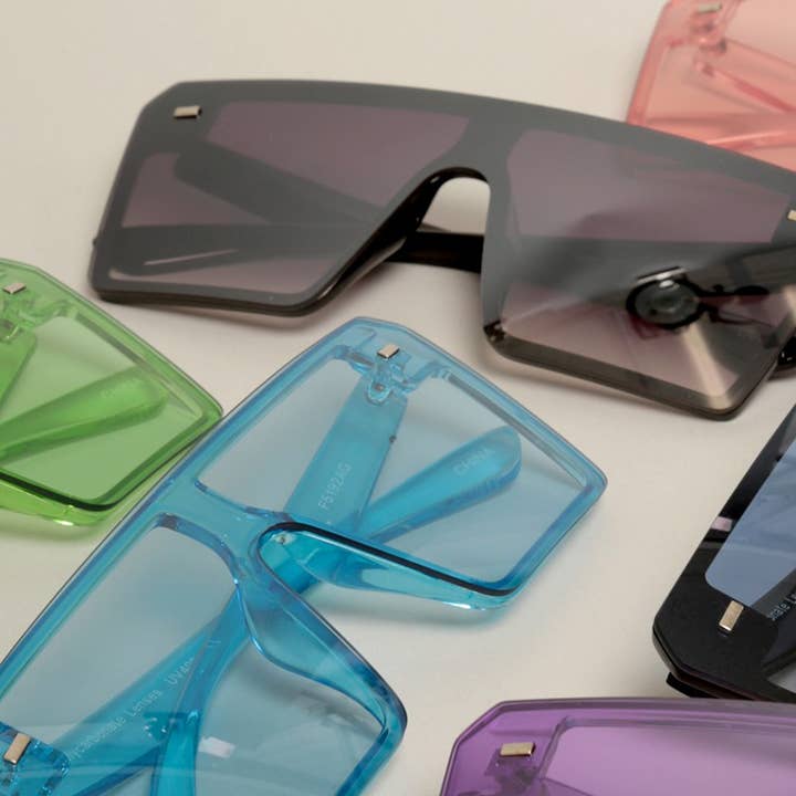 12 VERSCHILLENDE KLEUREN Uniseks transparante zonnebril met platte bovenkant voor groothandel op Faire1