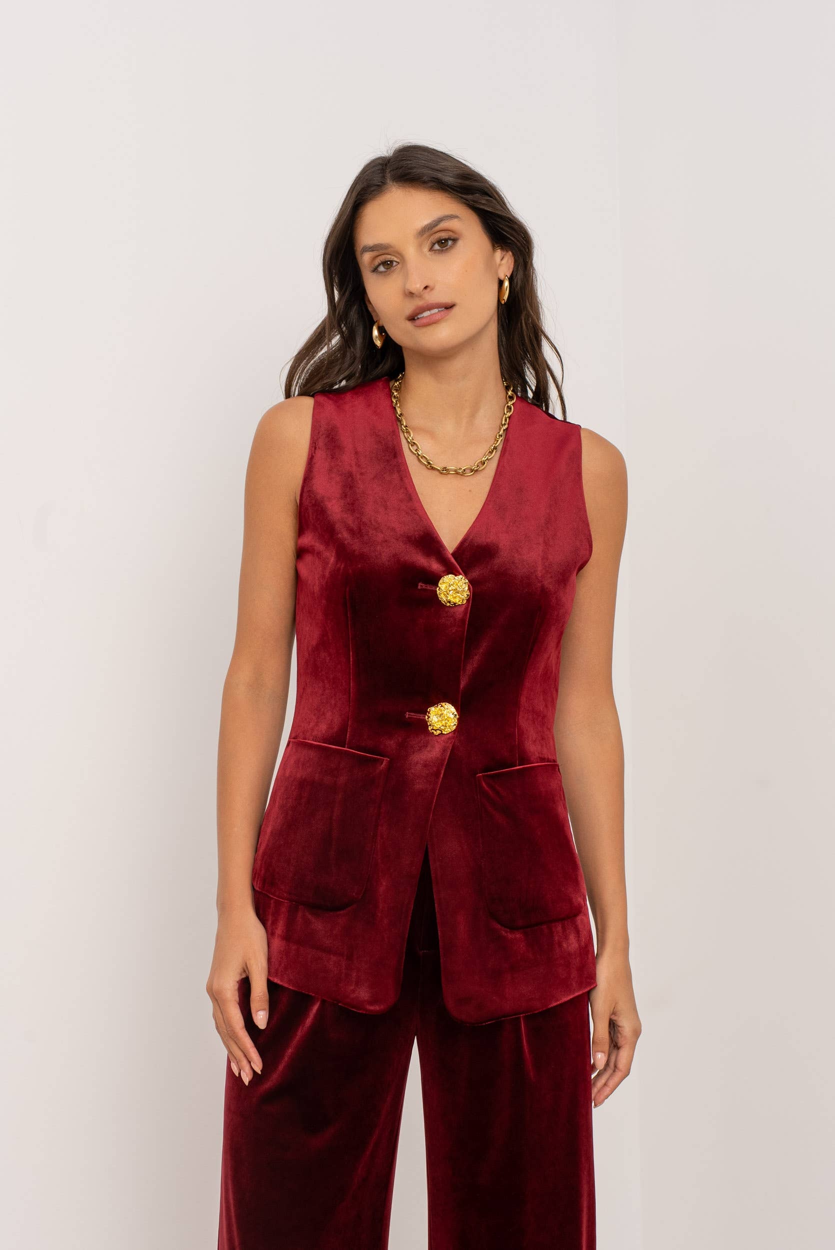 Attentif Paris – Engroshandel Habitvest – til kvinder – Lang velourvest med guldknapper1