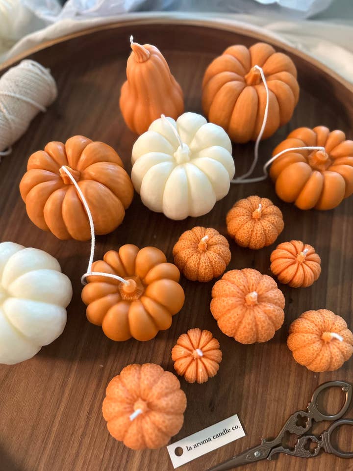 bougies en forme de citrouille pour la vente par LA AROMA CANDLE CO.