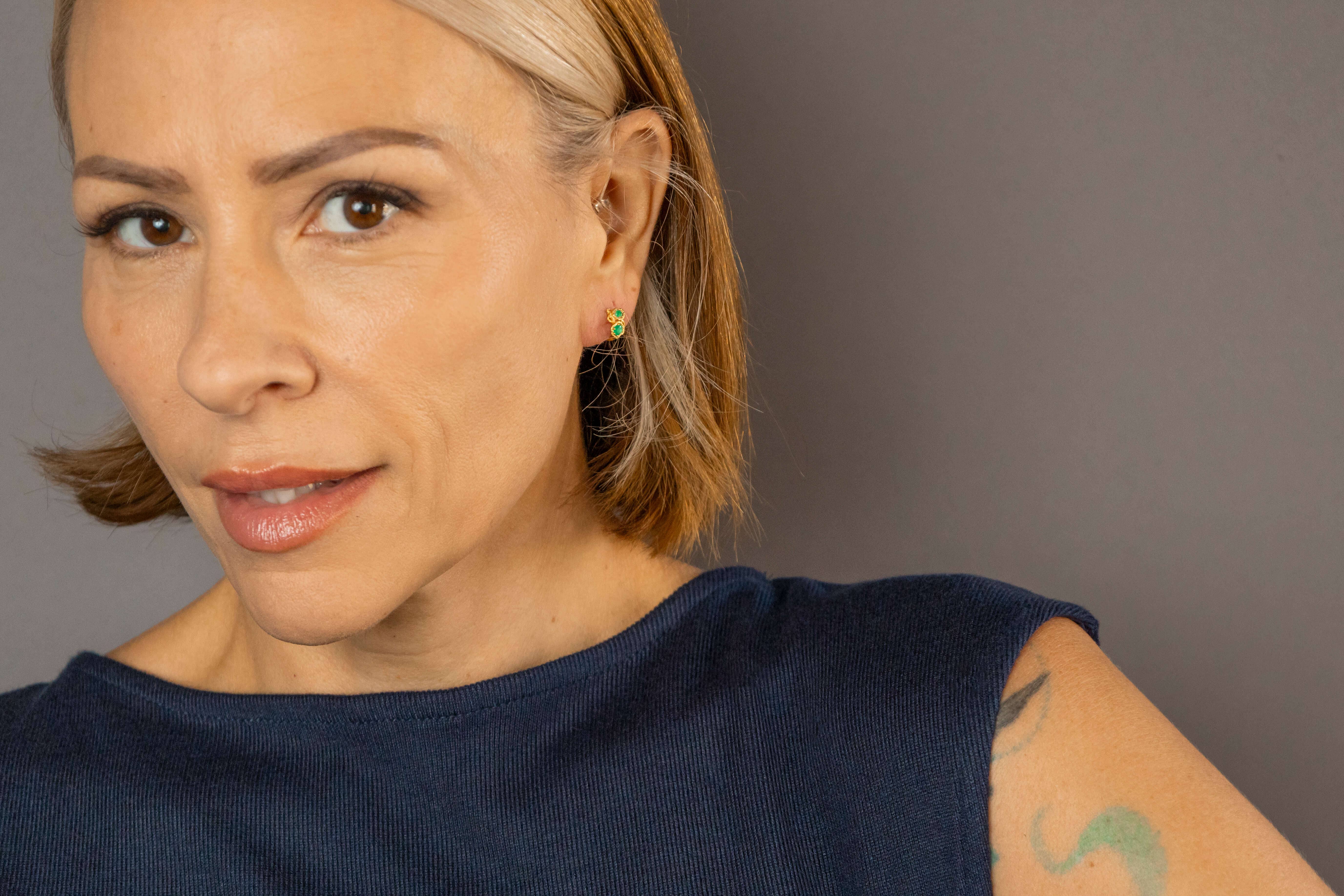 Claire Hill Designs – Großhandel Huggie-Ohrring – Chalcedon Gedrehte Zweig Gold Huggies5