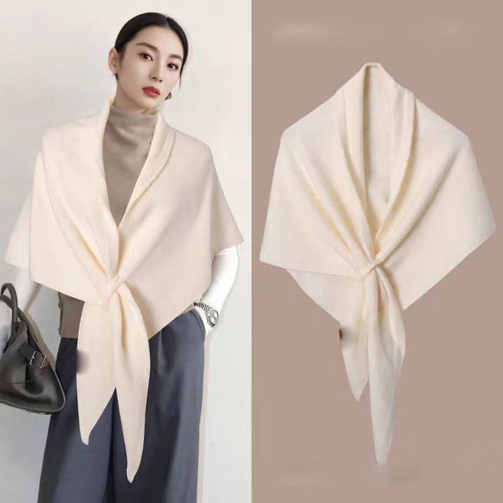 Châle Écharpe Triangle Polyvalent Coloré pour la vente par Plush Looks