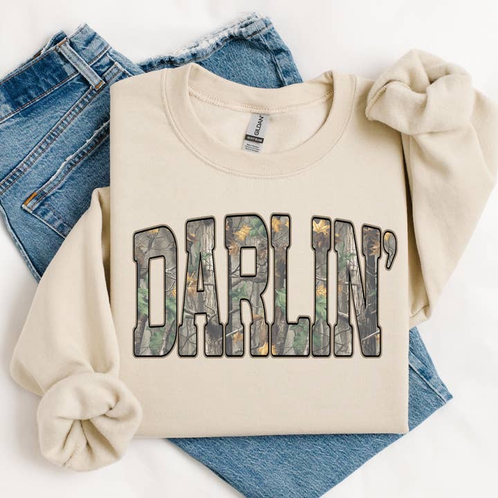 Camo Darlin Graphique Col Rond ou T-shirt pour la vente par Willow Poppy