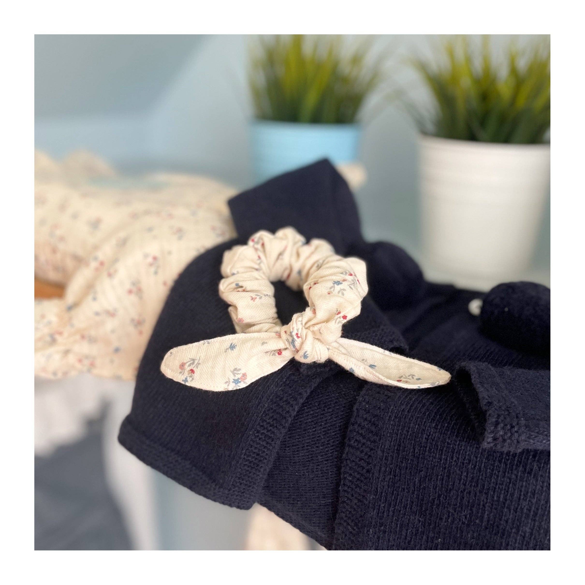 Dot baby - Wholesale Scrunchie - Women's - Ecru flower scrunchie