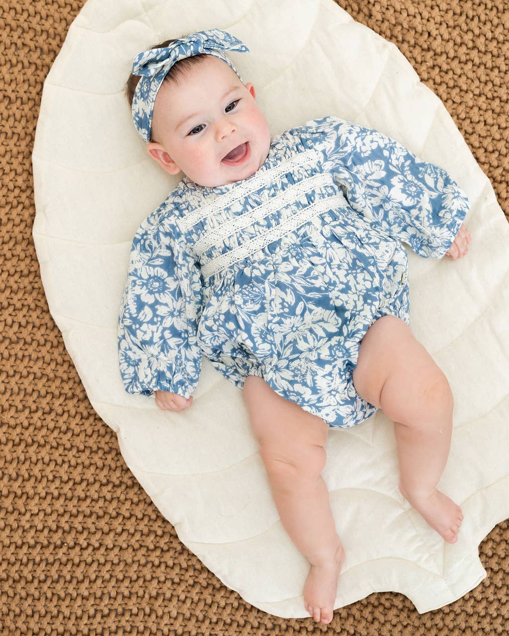 Blauwe bloemen Mykonos Baby Romper & Hoofdband Set (Biologisch Katoen) voor groothandel op Faire6