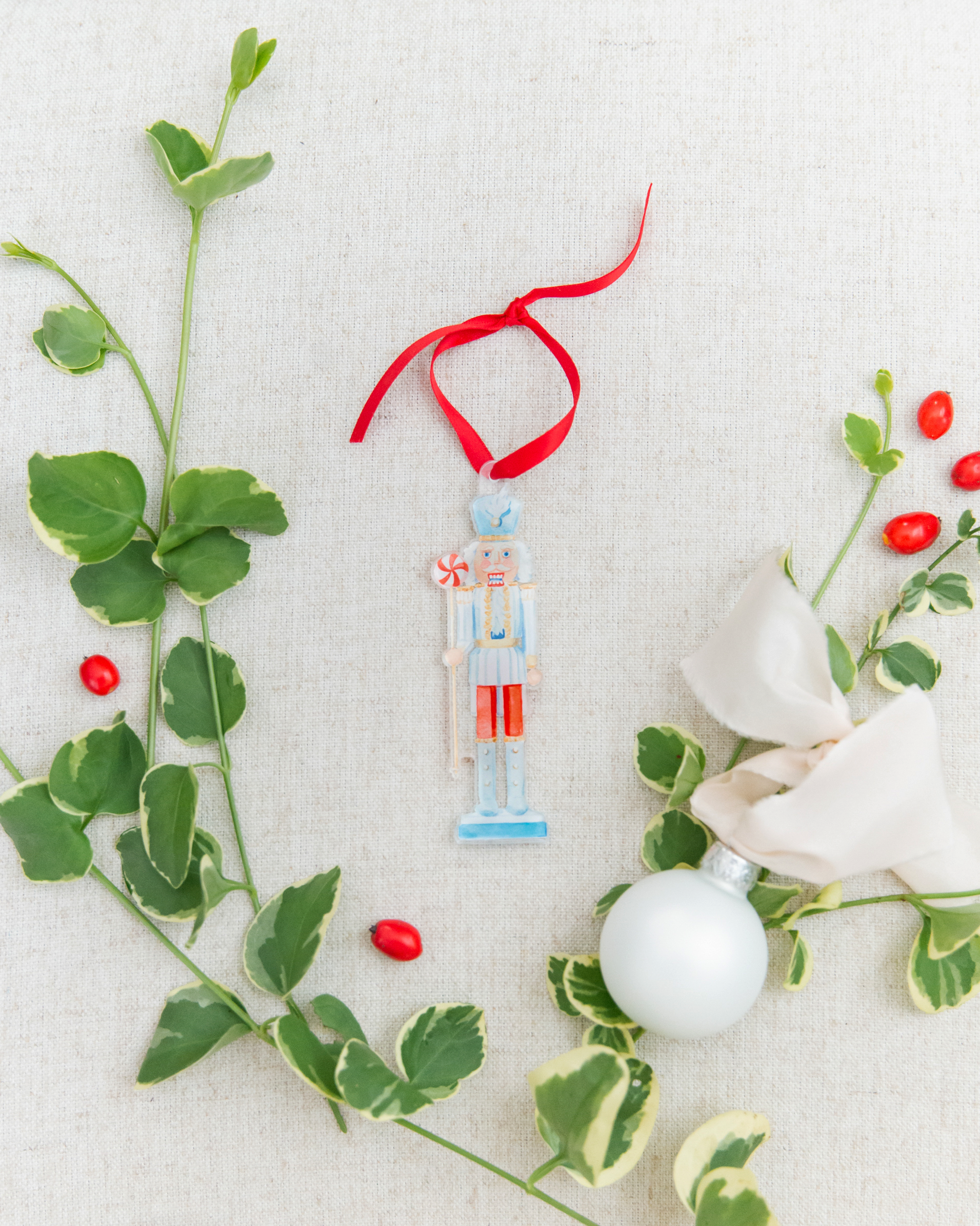 Simply Jessica Marie - Vente Objets de décoration - Ornement Aquarelle Casse-Noisette Bleu et Blanc3