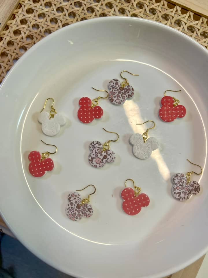 Orecchini in argilla polimerica con motivo floreale a testa di topo per la vendita all'ingrosso da parte di Watch Me Bloom