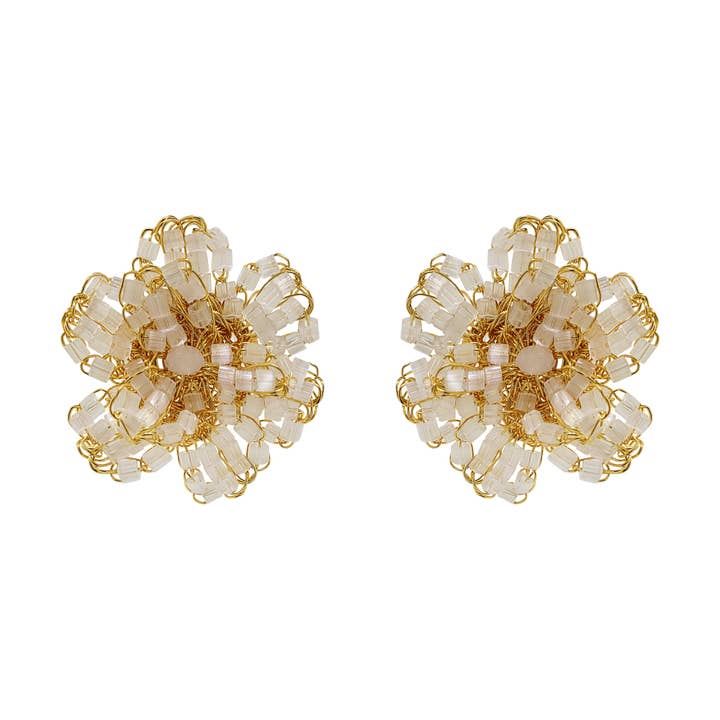Boucles d'oreilles crochetées à la main Aster blanc crème et or pour la vente par Lavish By Tricia Milaneze