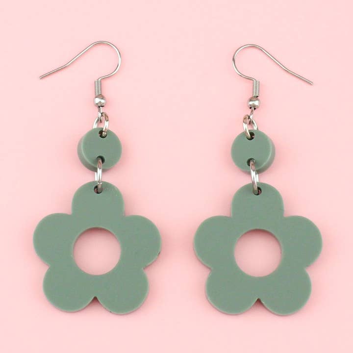 Orecchini Flower Power verde salvia per la vendita all'ingrosso da parte di Sour Cherry