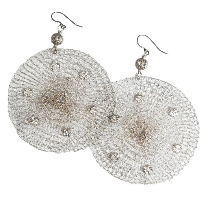 Sarah Cavender Metalworks - Venta al por mayor Pendientes colgantes - Pendientes círculos de aspecto de ganchillo con piedras dispersas.