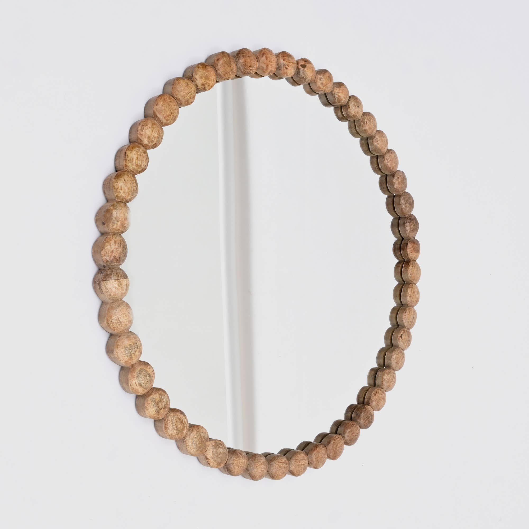 India Curated – wholesale Väggspegel – Dekorativ väggspegel med ram av träpärlor - 81 cm2