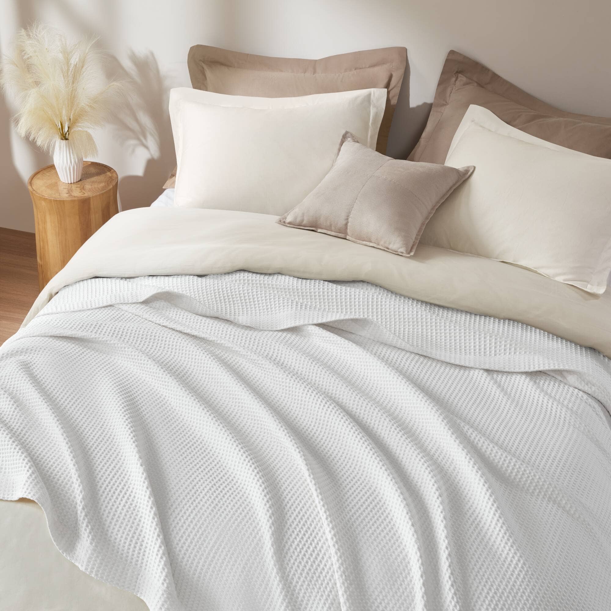 Olliix - Wholesale Bedding Blanket - 100% Cotton Waffle Weave Cozy Bedding Blanket, White4