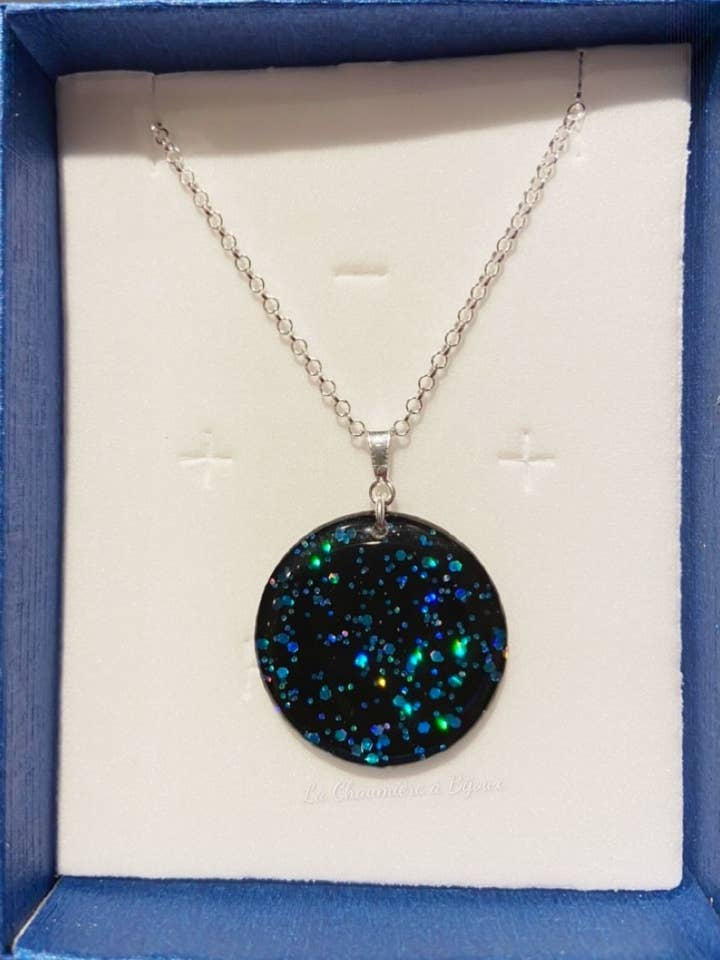 Collier bleu glacé pour la vente par La Chaumière à Bijoux