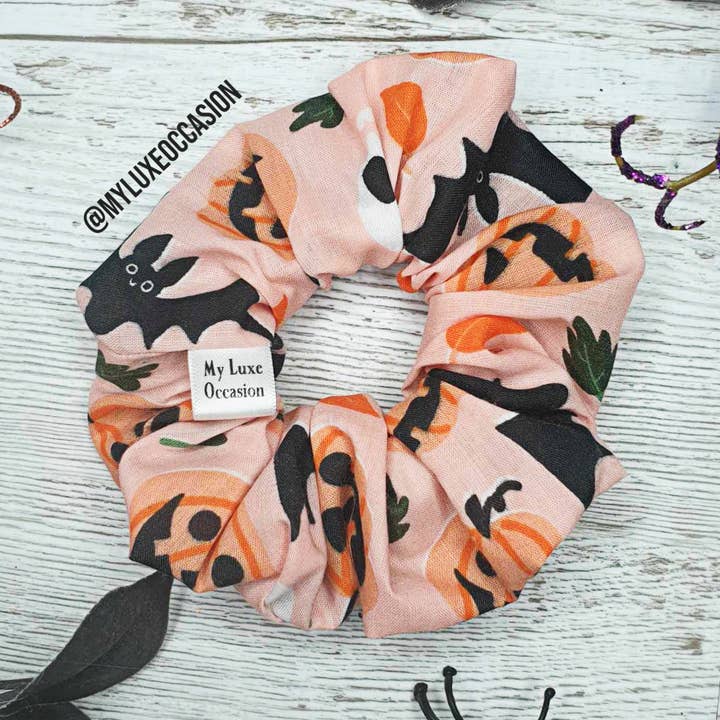 Spooky Looky - Ljus persika - Halloween Scrunchie för wholesale av My Luxe Occasion