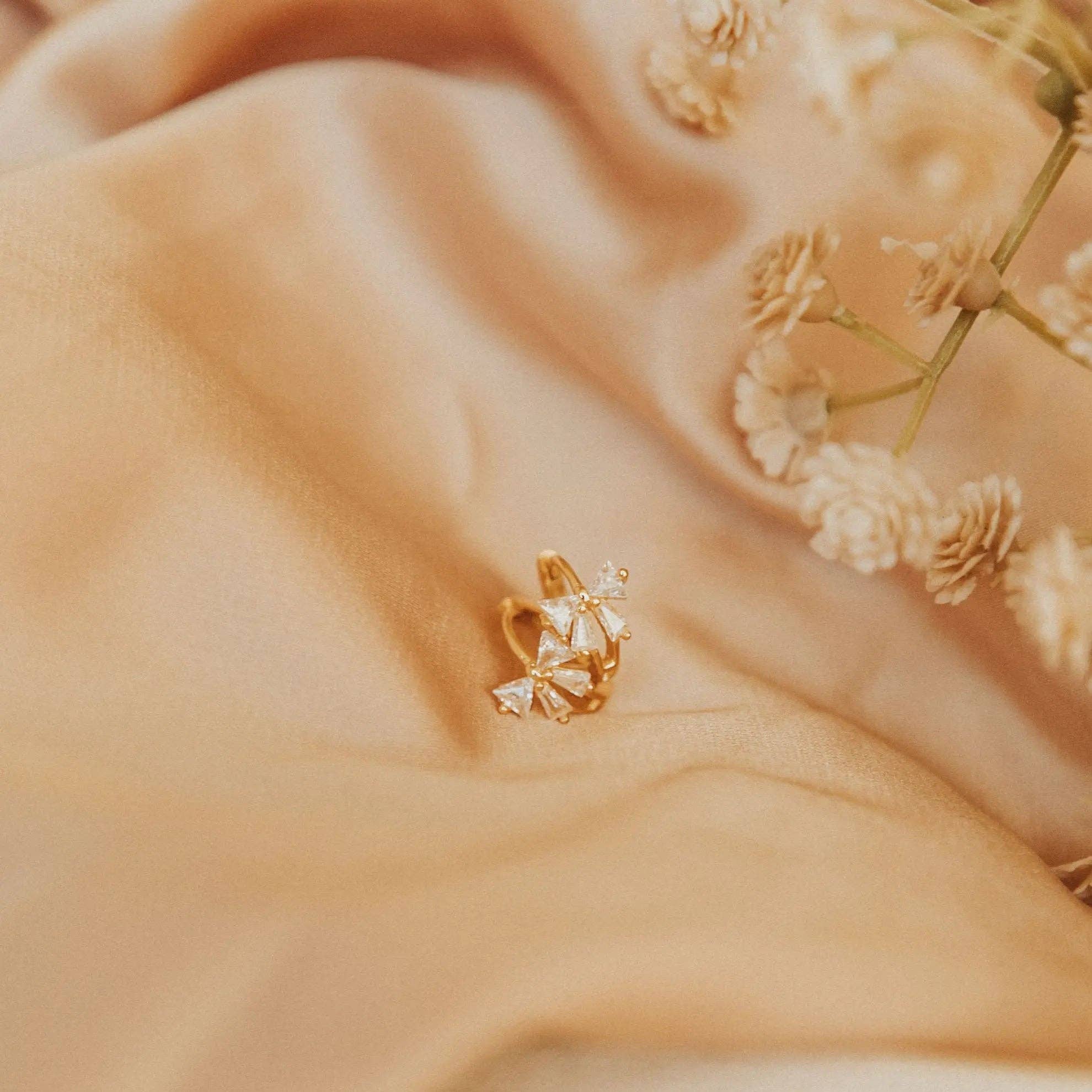 Mauve Jewelry Co. – Großhandel Huggie-Ohrring – Lucy Diamond Schleifenreifen