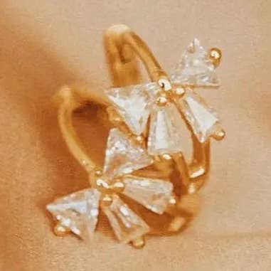 Mauve Jewelry Co. – Großhandel Huggie-Ohrring – Lucy Diamond Schleifenreifen0