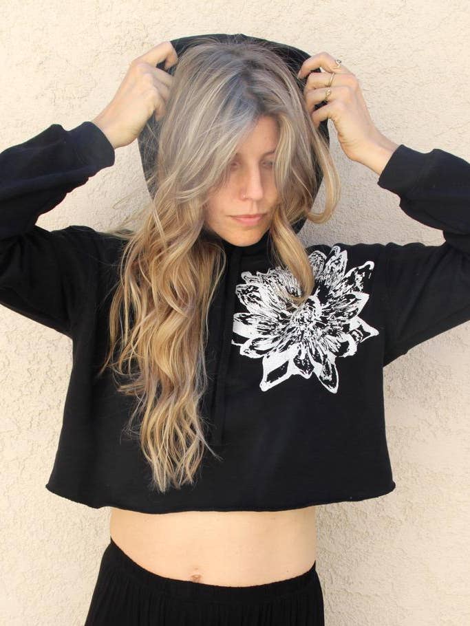 Sweat à capuche en polaire Lotus pour la vente par Blonde Peacock