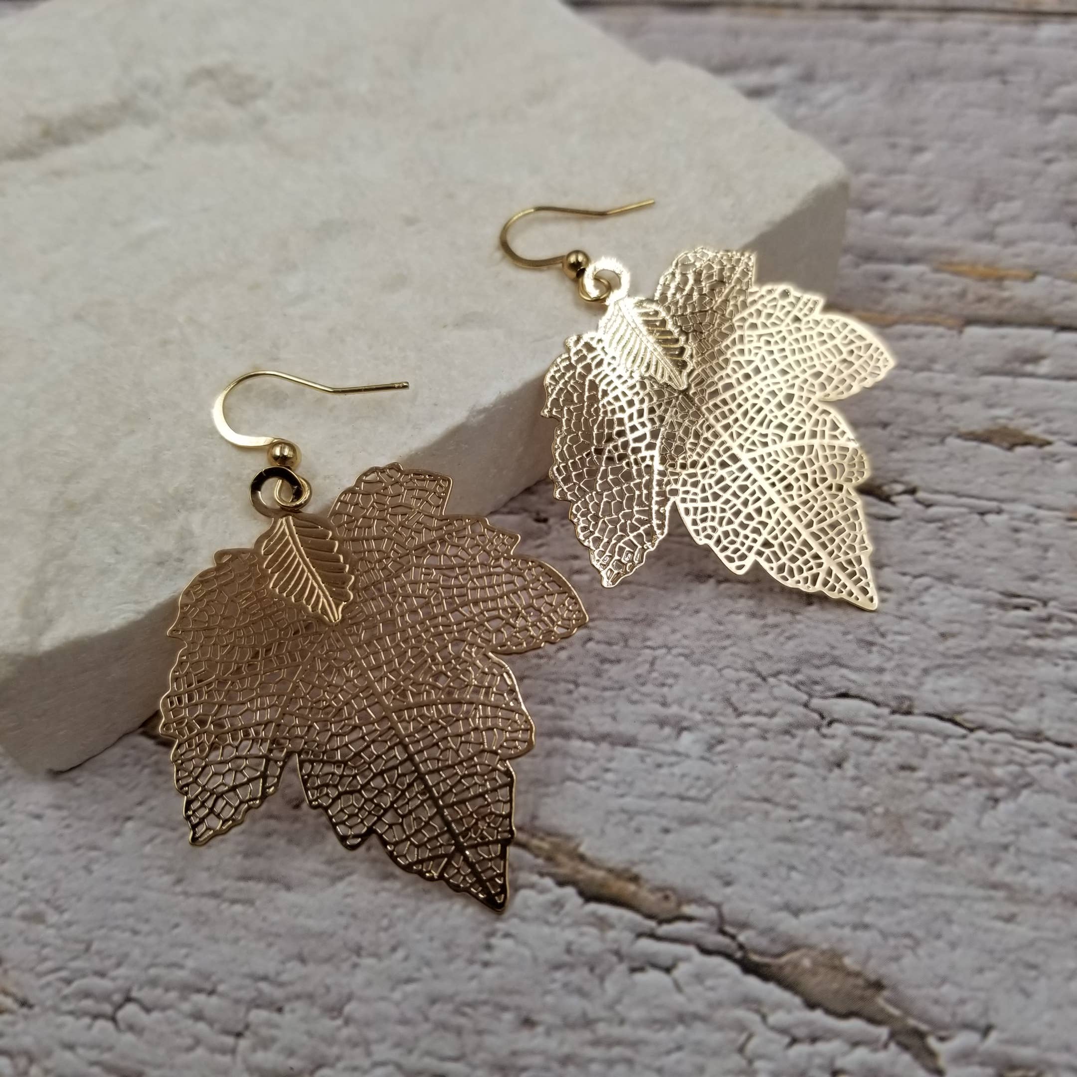 Treasure Wholesale – Engroshandel Hængeøreringe og creoløreringe – Guld Fall Maple Leaf øreringe1