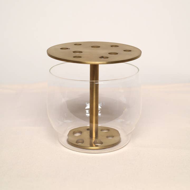 Anaar Bloom Ikebana Vase en Laiton Brossé – Petit pour la vente par Byaas