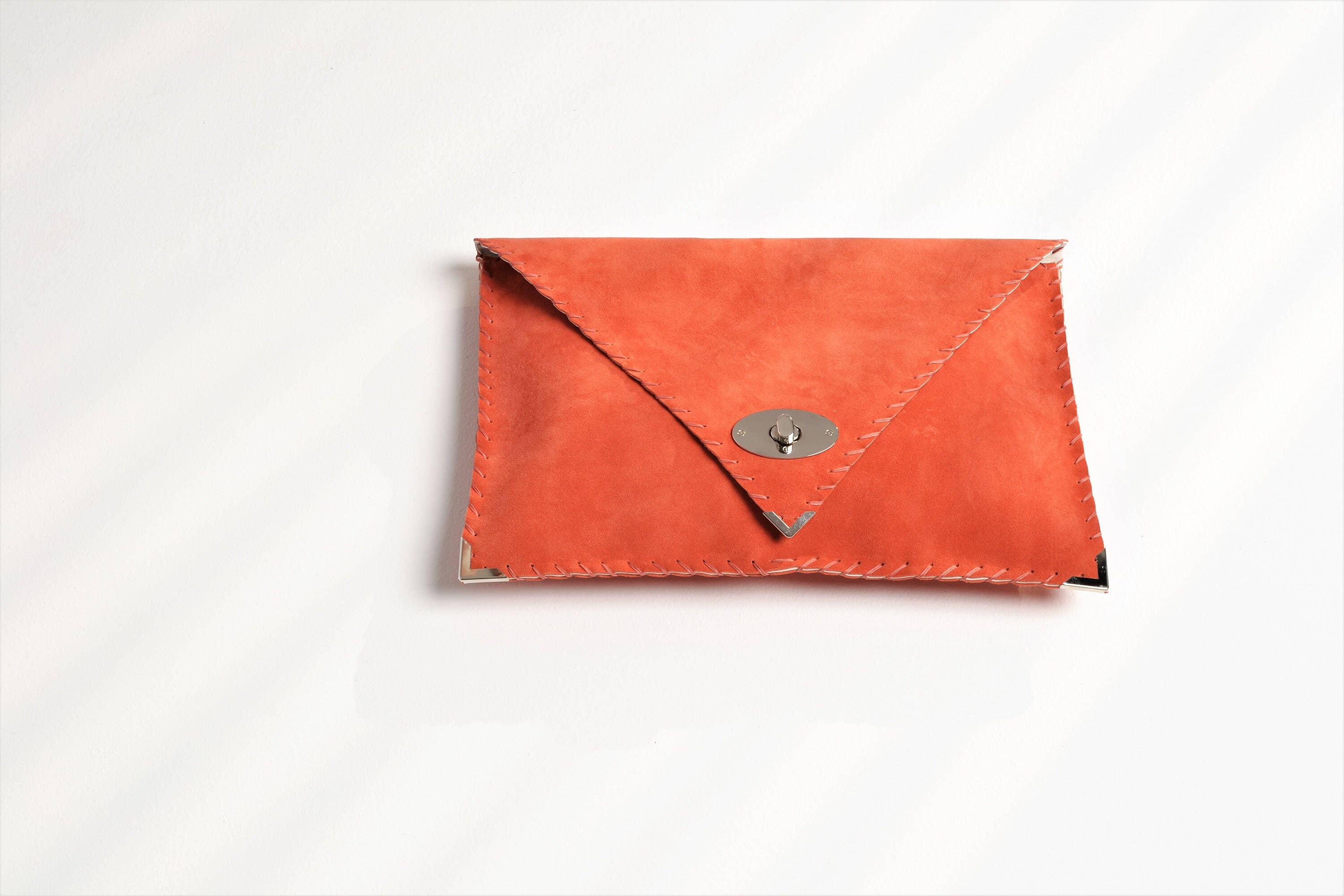 ANA KOUTSI – Großhandel Clutch – Damen – Symmetria Soft-Cluth in Koralle9