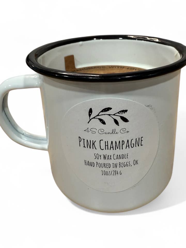 Bougie en cire de soja dans une tasse de camping blanche pour la vente par 4S Candle Co