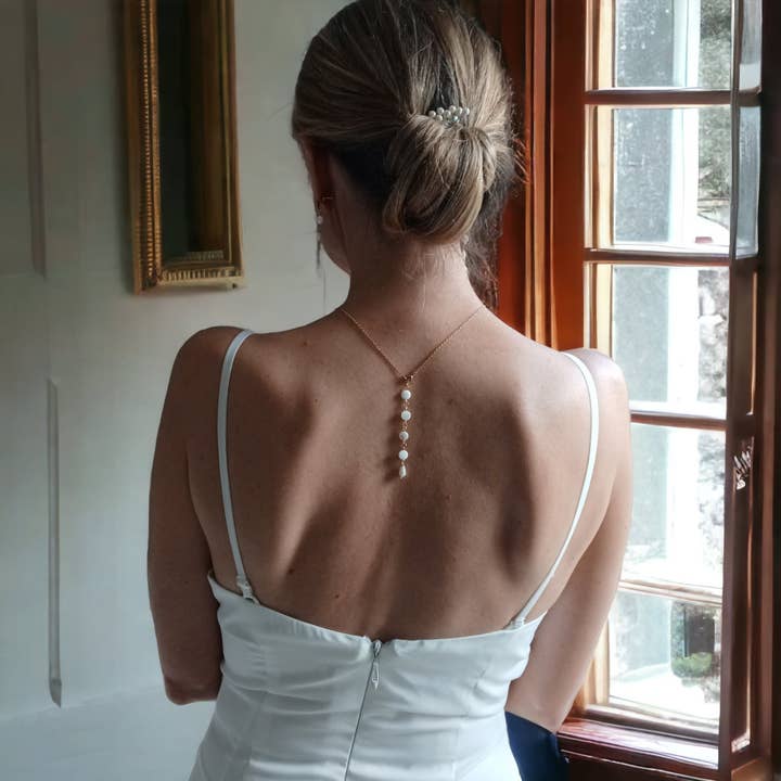 Kort halskæde bagtil med perlemor og perle rygløse smykker for engroshandel hos L'atelier du 6