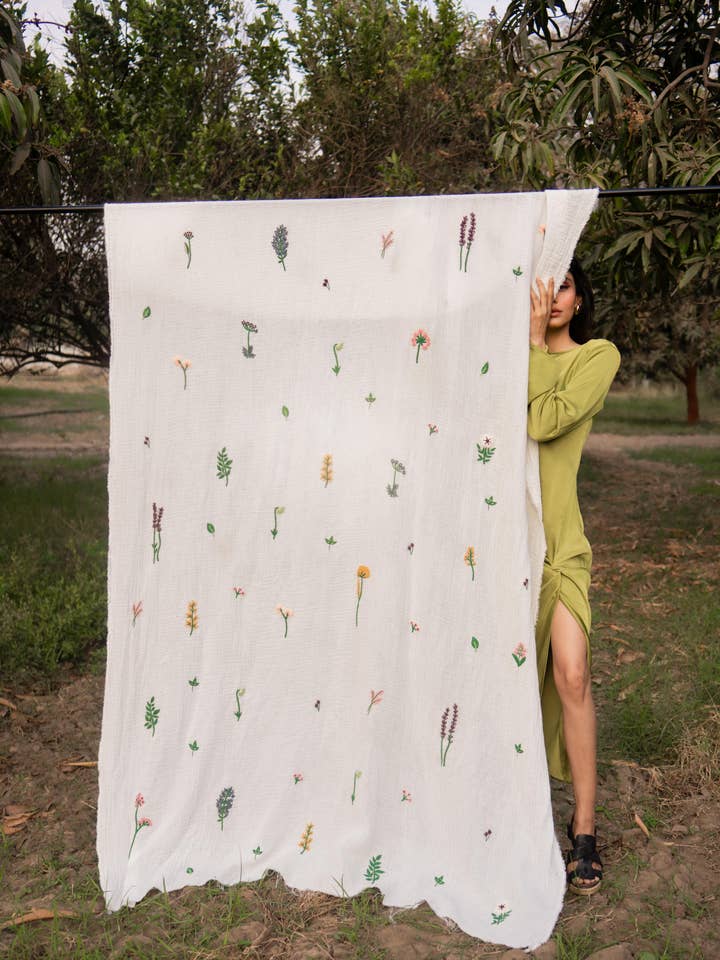 Tissu en gaze double tissu brodé à la main artisanal pour la vente par KHES TEXTILES