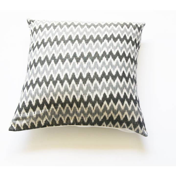 Grå Ikat Zig Zag Randig handvävd slängkudde för wholesale av Rustic Loom