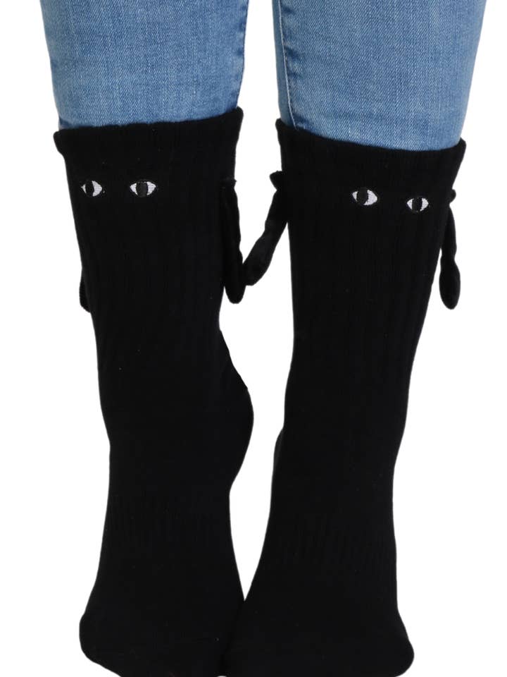 Chaussettes noires MAGNET avec aiguilles aimantées pour la vente par Sokisahtel I BestSockDrawer