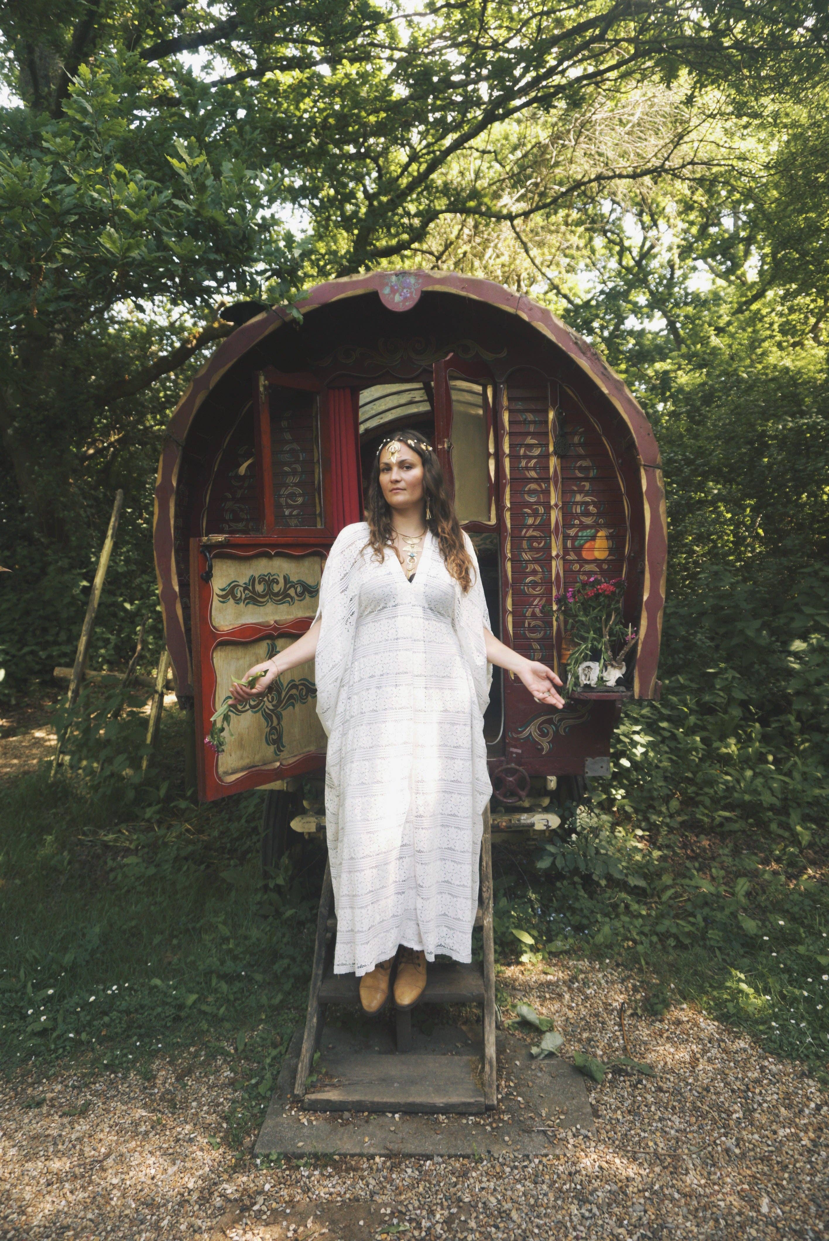 Fumbalinas - Vente Caftan – femme - Robe Caftan en Dentelle Blanche à Rayures Luna Veil