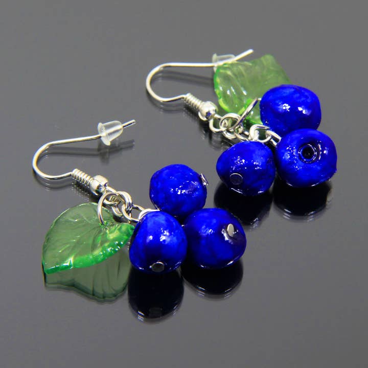 Orecchini ai mirtilli, gioielli estivi con frutti di bosco, argilla polimerica per la vendita all'ingrosso da parte di SomeBijoux4You