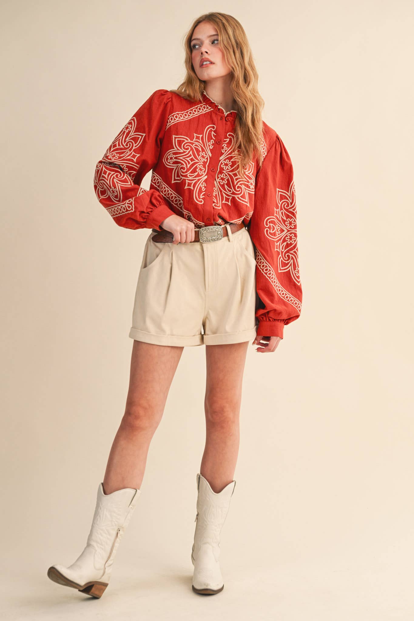 &MERCI – Engroshandel Skjorte med buttondown – til kvinder – BRODERET MOCK NECK KNAPPEBLUSE MTP333680