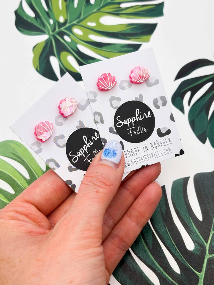 Mini clous d'oreilles roses en véritable coquillage pour la vente par Sapphire Frills Ltd