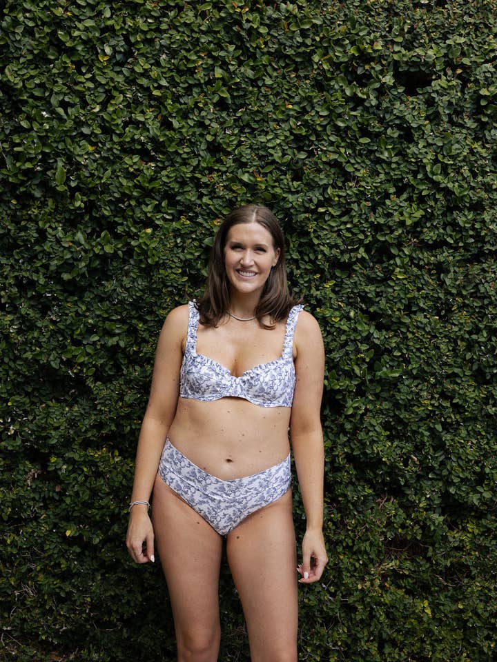 Le fond des rivières - Toile bleue pour la vente par Ricki Beach Club