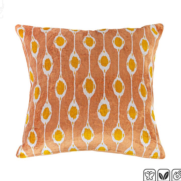 Housse de coussin décorative en velours Ikat Soie Cannelle pour la vente par OyzShop