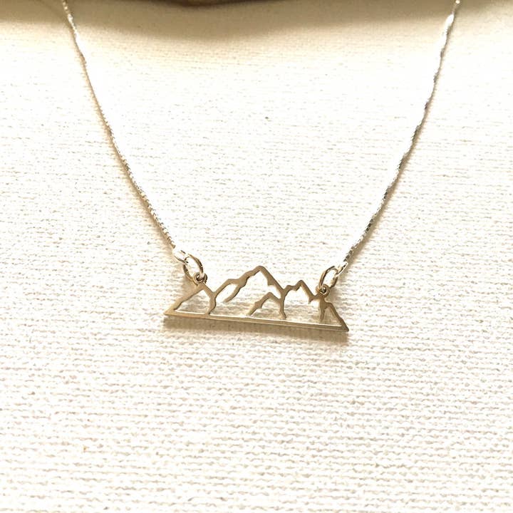 Collana della catena montuosa per la vendita all'ingrosso da parte di Jackie Gallagher Designs - Handmade Coastal Jewelry