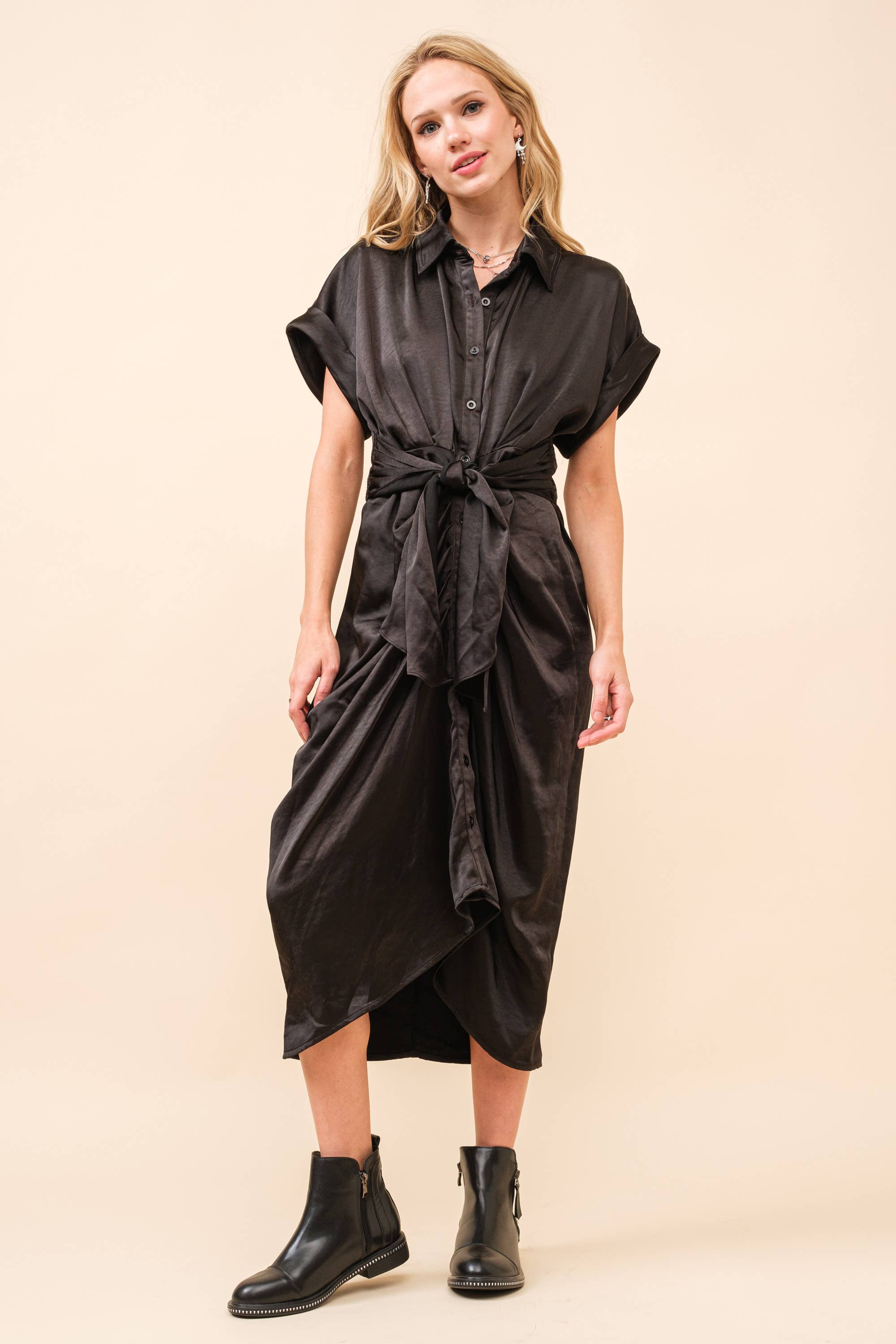 BEIGE 34971D - Abito a turni in raso increspato con cravatta sul davanti in vendita all'ingrosso su Faire12