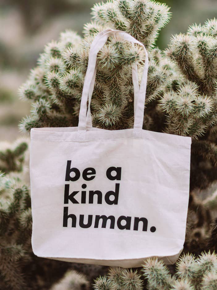 Vær en venlig menneskelig lærredstaske for engroshandel hos Be a Kind Human