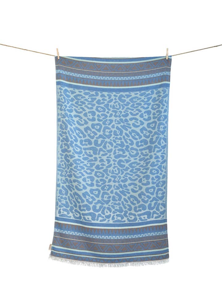 Serviette de plage Keros en coton 100 % chocolat menthe et bleu parlement 90x180 cm pour la vente par AELIA ANNA