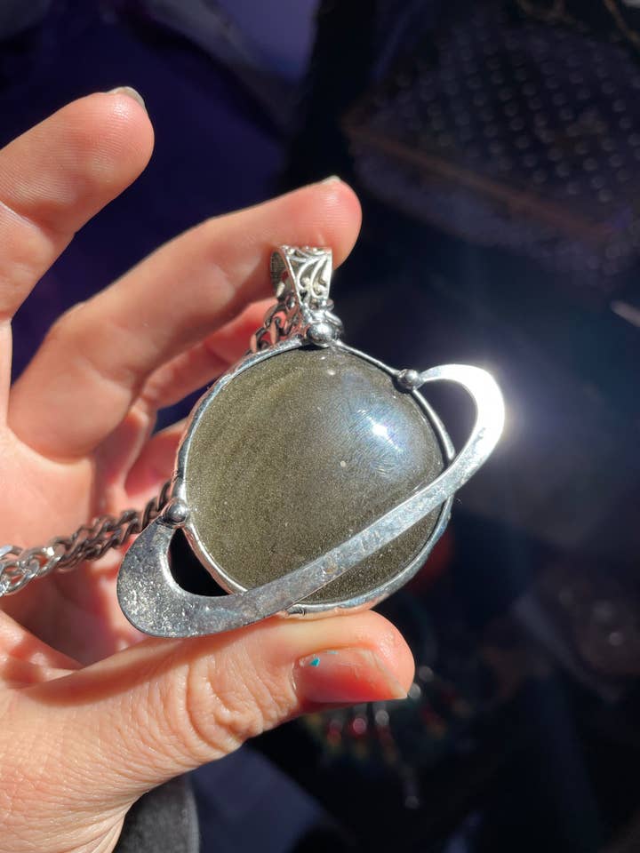 Pendentif Saturne en obsidienne dorée n° 2 pour la vente par Aurafy