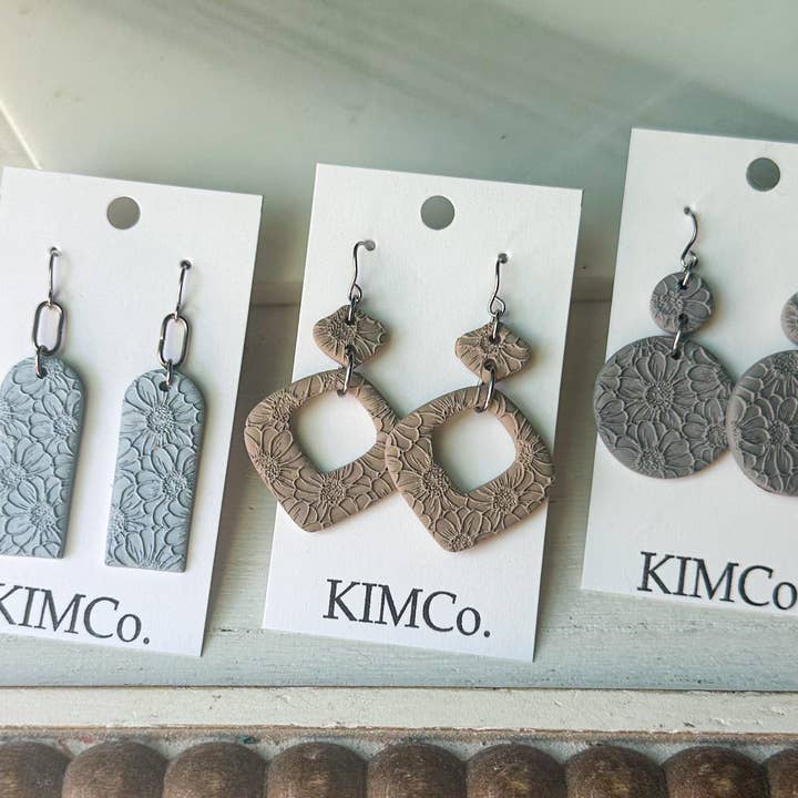 Ohrringe aus Polymer Clay - Valentinstag/Alltag - Geprägtes Blumenmuster für den Großhandel von KIMCo.