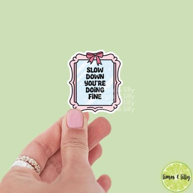 Ralentis Tu Fais Bien Autocollant Miroir Vinyle | Autocollants Kindle | Affirmation Positive | Autocollants Mignons | Autocollants Tendance pour la vente par Limes & Lilly