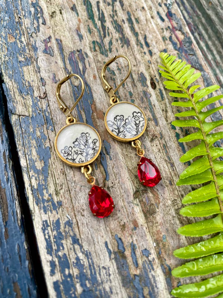 Botanische illustratie oorbellen - robijnrood glas voor wholesale door joeyfivecents