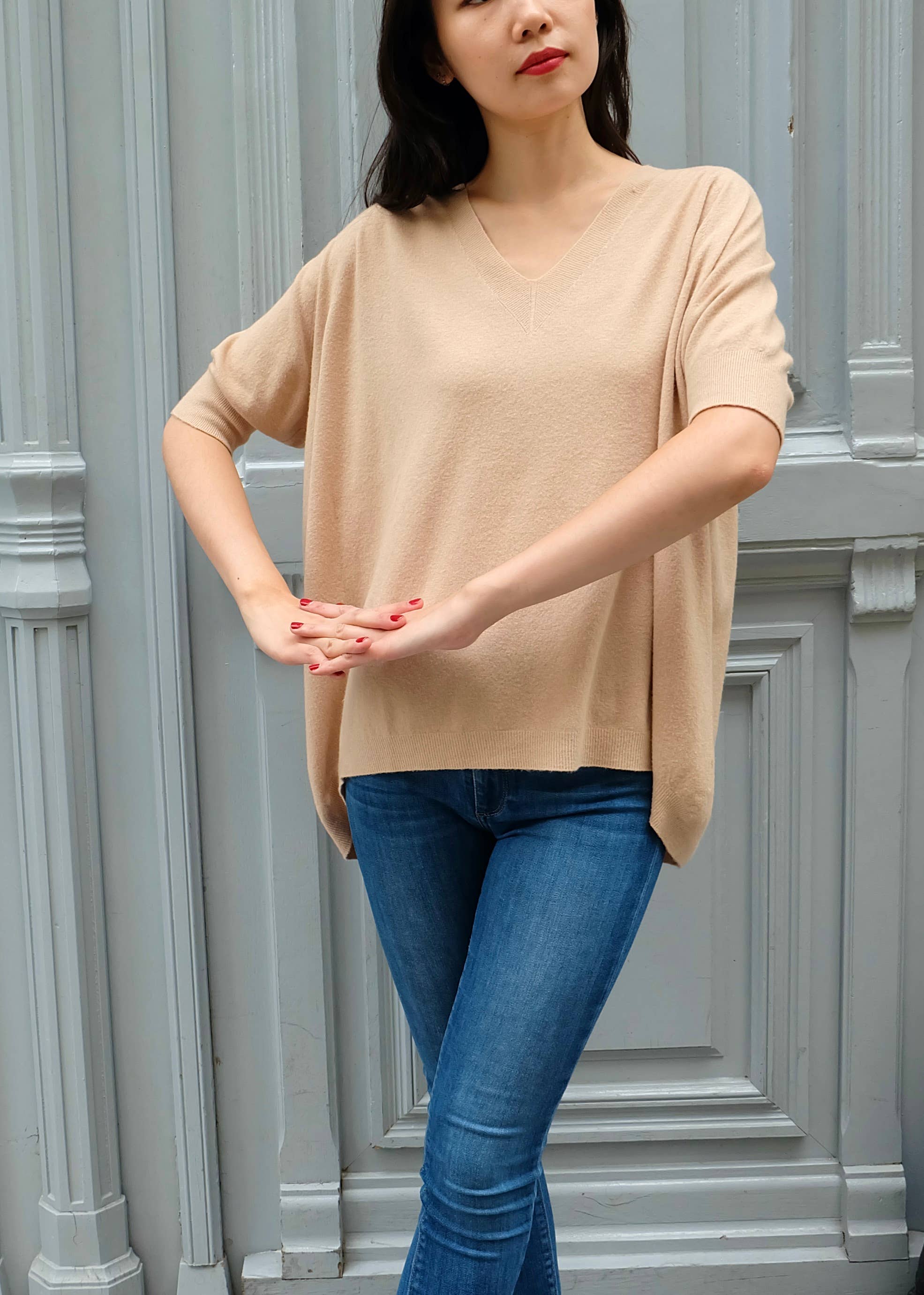 JULIA PARIS – wholesale Pullovertröja - Dam – Stickad tröja med korta ärmar och strukturerad V-ringning5